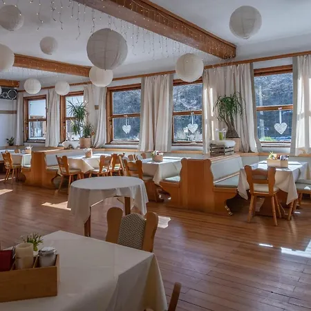 阿拉特湖餐厅酒店